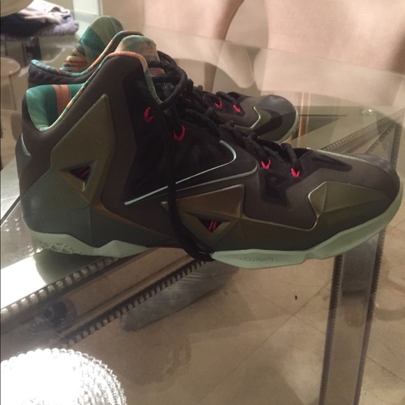 Lebron 11 "Kings Pride" - Picture 3 of 5
